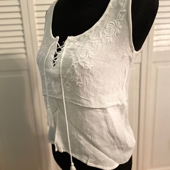 Delicate white tank - Picture 2 of 3